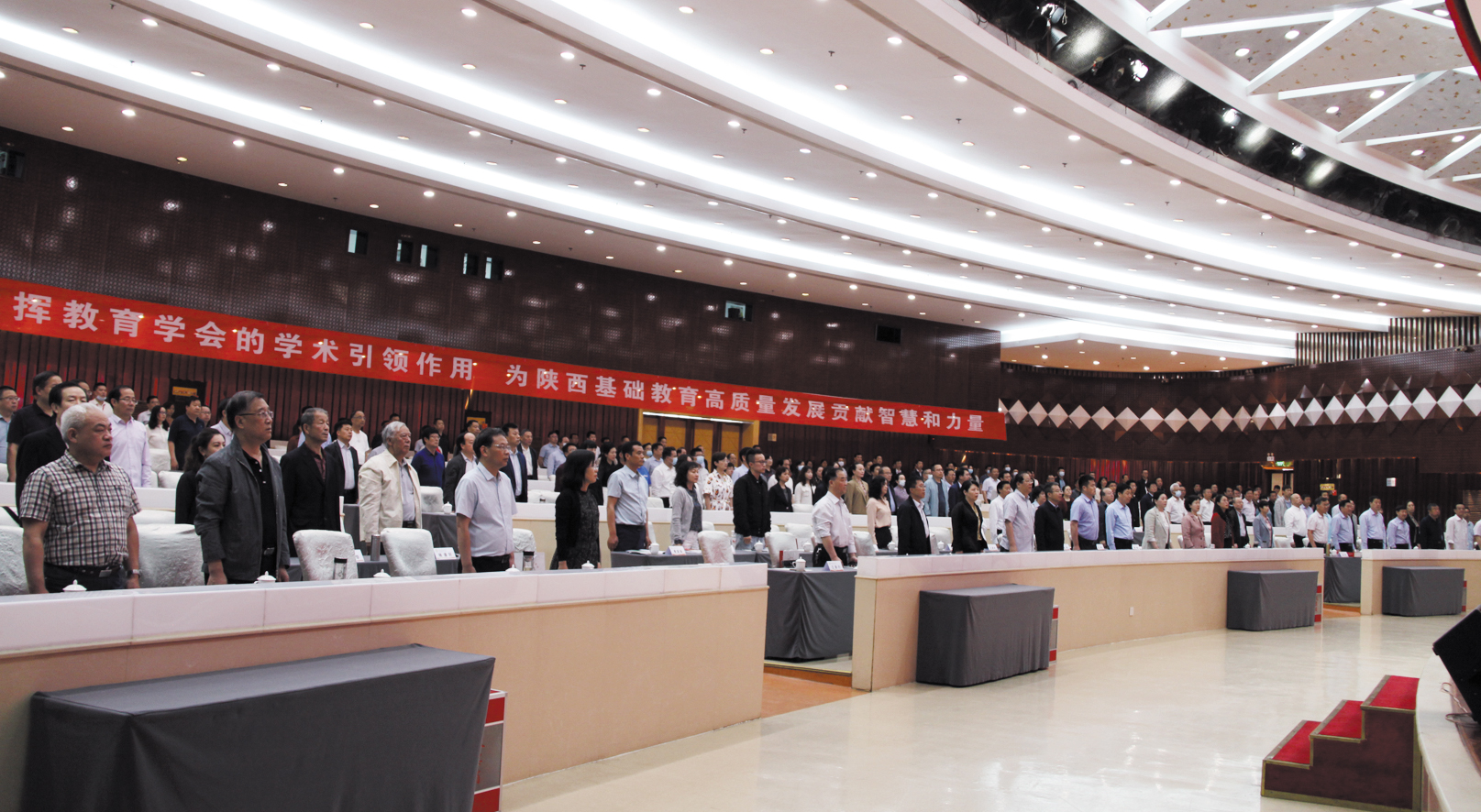 全体会员起立唱国歌 全体会员起立唱国歌